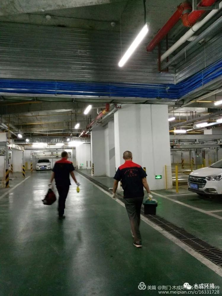 大型商业中心灭鼠工程现场作业场景